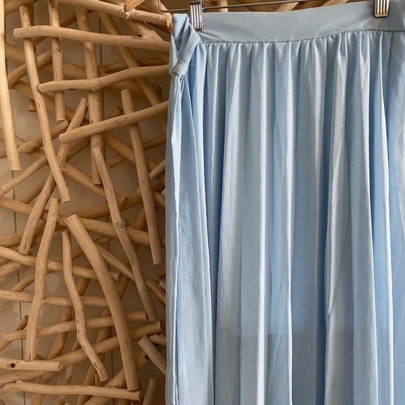 ✨SOLD✨ SHEIN Maxi Side Slit Pleated Skirt - Picture 3 of 3